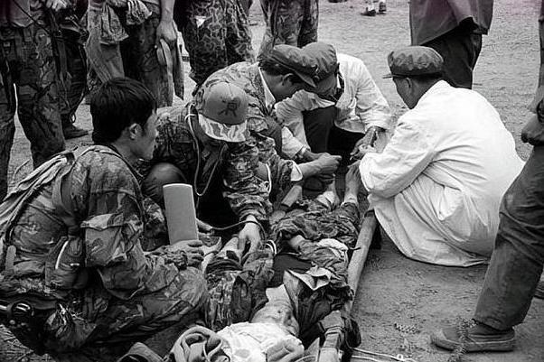 两山轮战老照片最后一图副连长中弹牺牲年仅25岁令人痛心