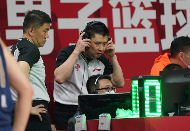 新华社记者 孟永民 摄3月24日,主裁判宋晓竞在比赛中判罚.