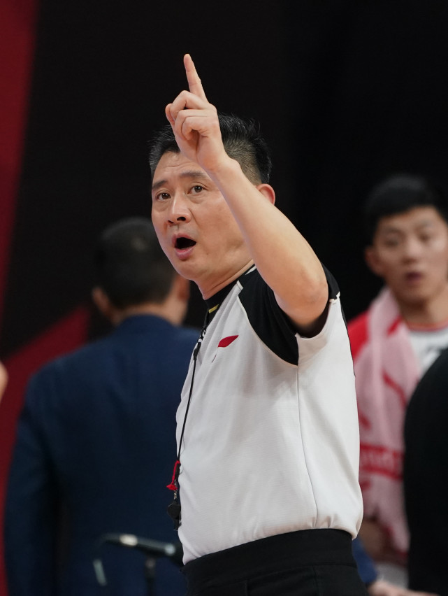 3月24日,主裁判宋晓竞(中)在比赛中回看录像.新华社记者 孟永民 摄