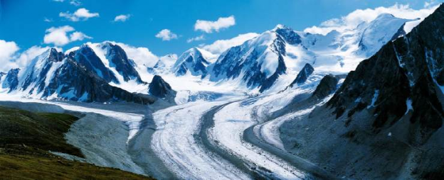 最低的雪線降水量隨著海拔上升而增加也滋養出了阿爾泰山的潤澤秀美