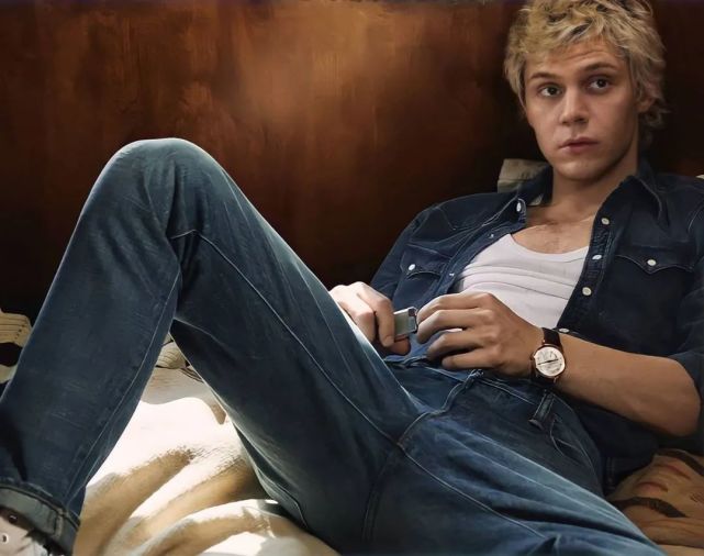 阳刚直男evan peters 在《美国恐怖故事》中挑战女装造型!