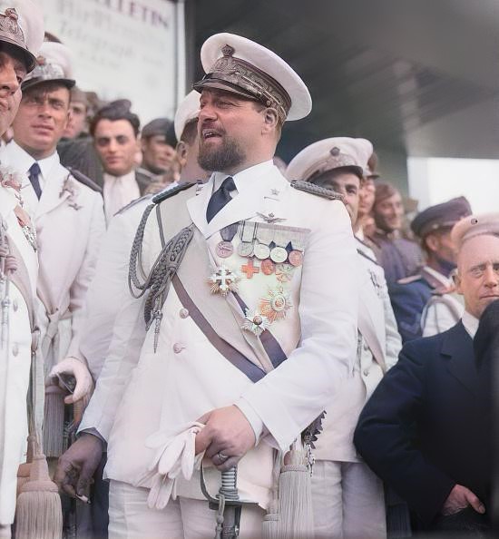 第一次世界大战期间在阿尔卑斯军团充任军官.