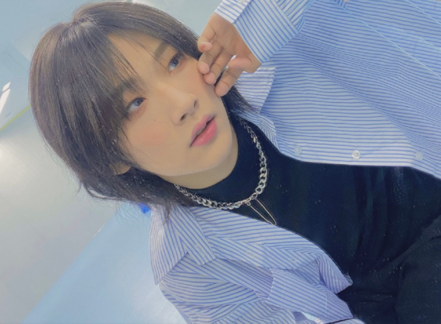 如今的胡烨韬已经21岁了,是风华正茂的年纪,他选择