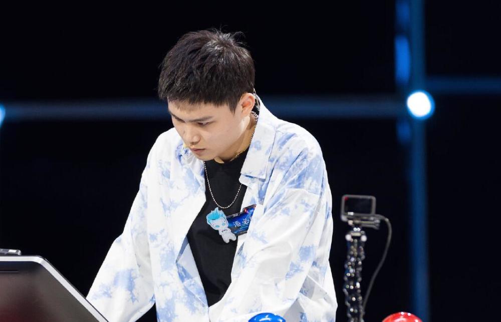 在比赛的过程中,潘必睿看起来状态还算可以,但关睿