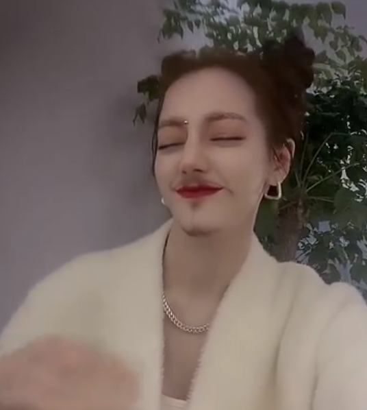 原来热巴最大的黑粉是自己晒丑照当大哥胡子拉碴没形象