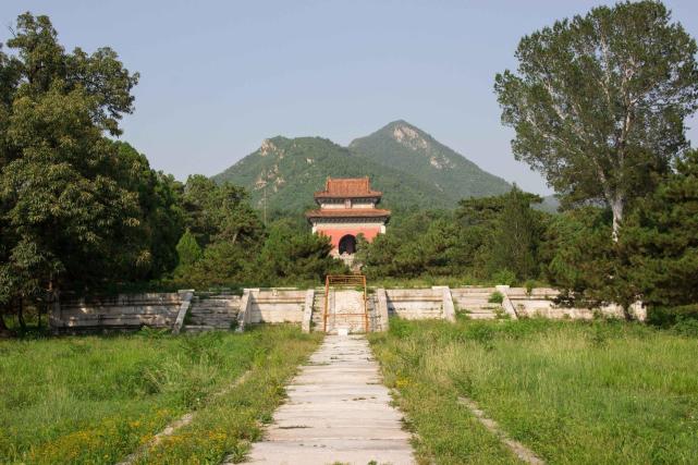 距离陵墓最近的第三块石碑上面刻有碑文240字,同样是顺治皇帝亲自写的