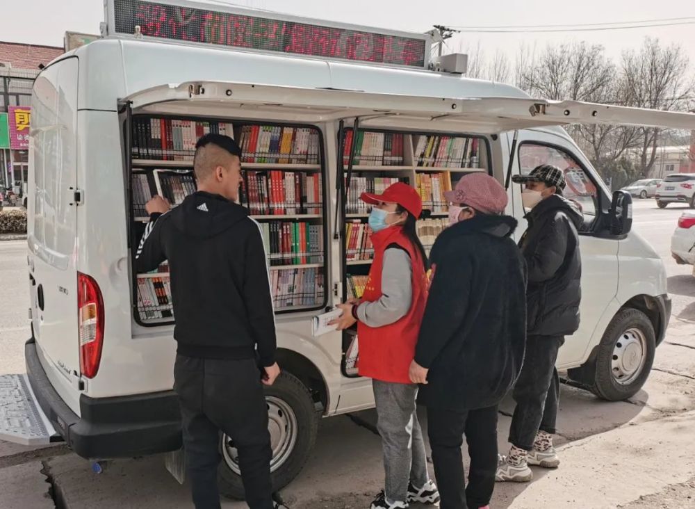 食粮开展图书下乡活动又开进了党峪镇大集"流动图书服务车"3月22日就