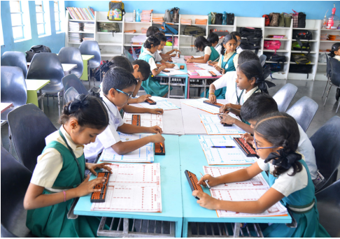 《国家教育政策 2020》指出,印度教育系统最重要的目标之一是确保儿童