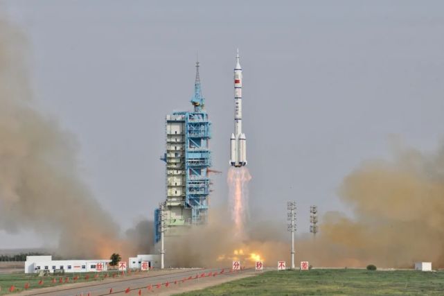 神舟三号无人试验飞船成功发射在神舟五号载人飞船顺利升空前,我国在