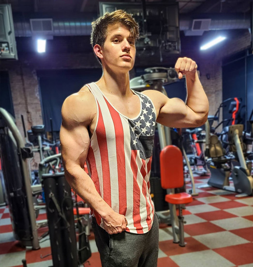 骨瘦如柴的小伙子凭借大重量力量训练打造成肌肉型男