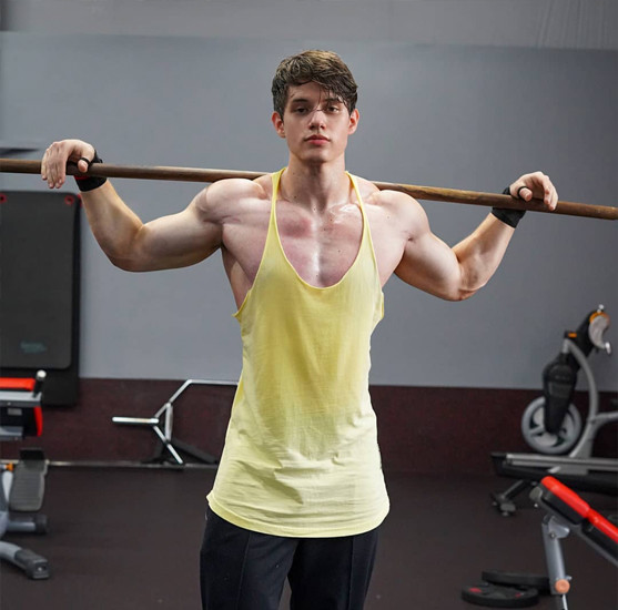 骨瘦如柴的小伙子,凭借大重量力量训练,打造成"肌肉"型男_腾讯新闻