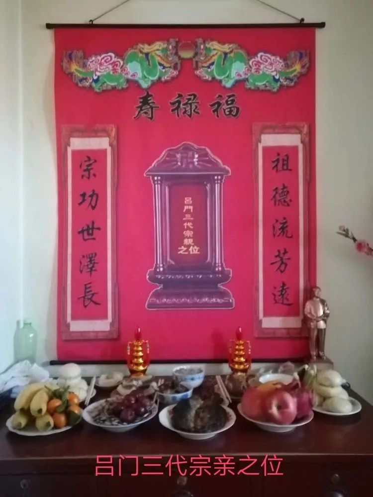 因为冬季昼短夜长,当地人们习惯吃两顿饭,所以在年三十下午三点钟就