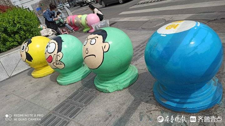 情报站萌萌哒济南这里的隔离墩披上卡通装成一道靓丽风景线