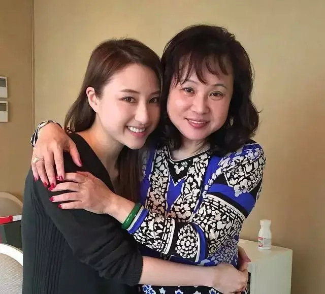 何超云陪妈妈陈婉珍买菜贴地打扮身材高挑恋大20岁失婚高层