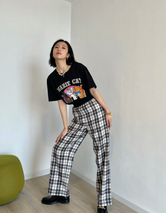 周雨彤最新私服照卡通印花t恤配格纹长裤休闲时尚减龄满分