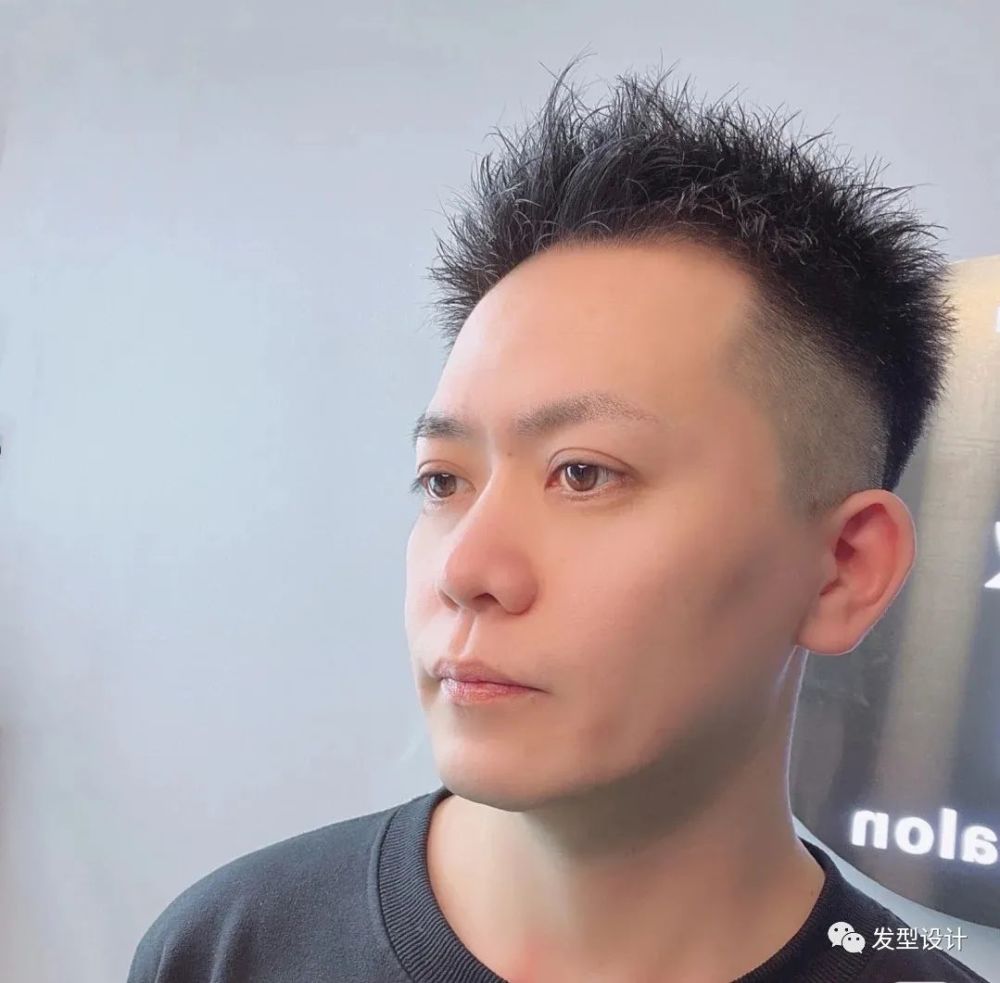 年轻人留日系短发好帅