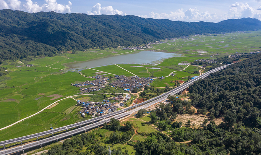 热泪盈眶超1500公里的沿边高速有望建成助力沿线百姓脱贫