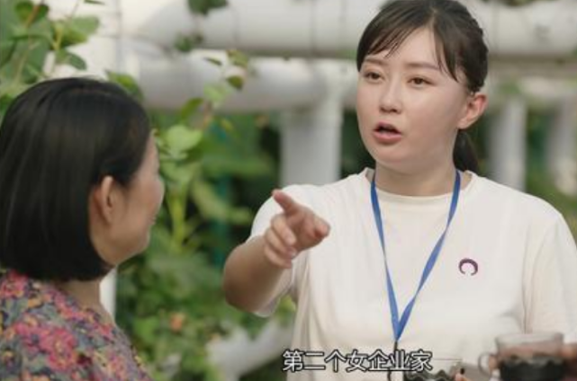 乡村爱情售后来了刘英给玉田扎小辫儿被误认为是真两口子