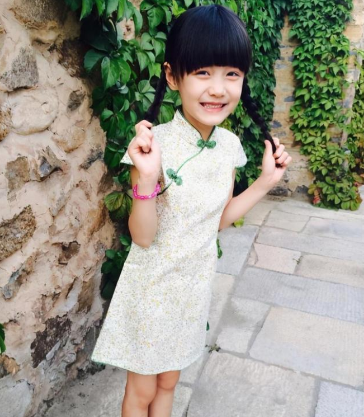 赵薇女儿成为大姑娘年仅12岁就成时尚达人这基因真强大