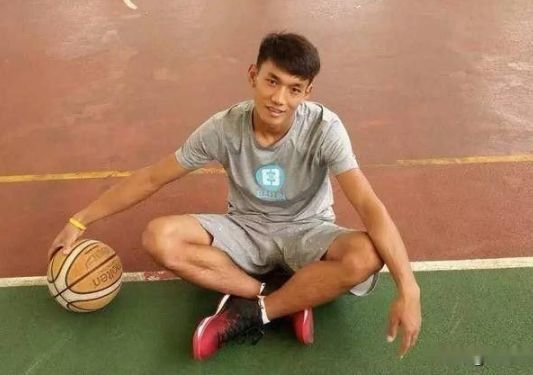 目前来说陈登星,矣进宏,张鸿林和前国家队成员陈江华在球场上更出名