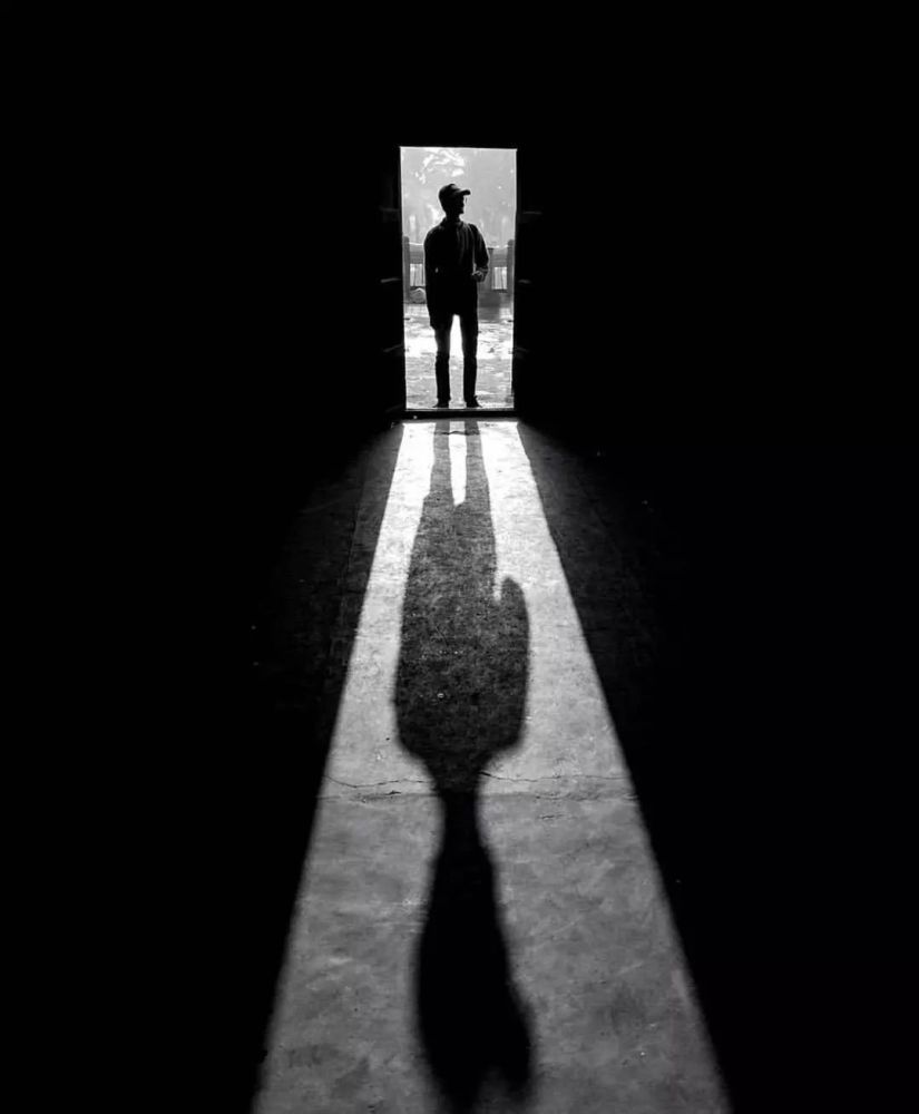 心理:内心阴暗,骨子里"狠"的人,有4个特征尤为明显_腾讯新闻