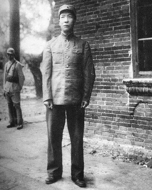 他的资历足以评元帅,但因为上面没人,连将军军衔都没有