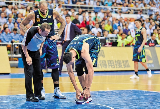 周琦抵制耐克后易建联会怎么做他能借此洗掉脱鞋门的污点吗