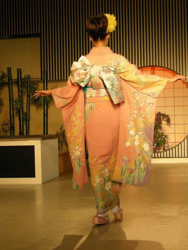 日本女人的和服后面为什么都有一个垫子,不得不说日本人真会玩