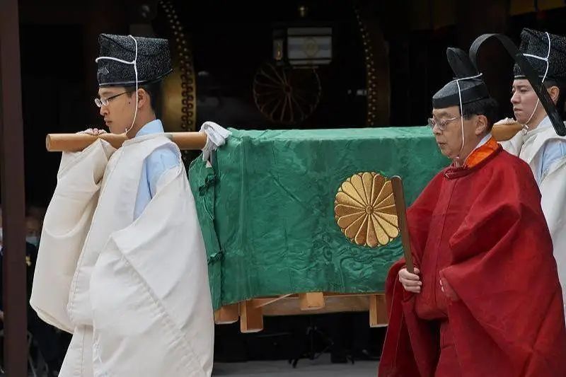 明治神宫的神官在进行宗教活动 图片:cfp04信仰不灭 神社永存线上参拜