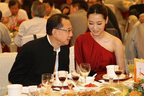 曾与郑伊健同居惹恼杨受成,被塞蛋糕报复,如今45岁活出自我