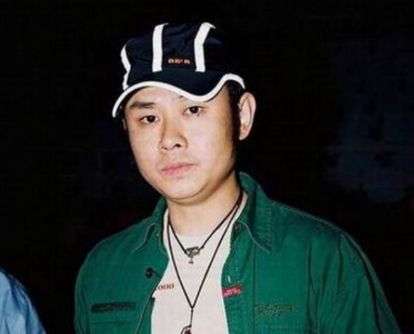 我们不难发现,刀郎都是戴着帽子示人的,帽子就是他的标志性,而当他摘