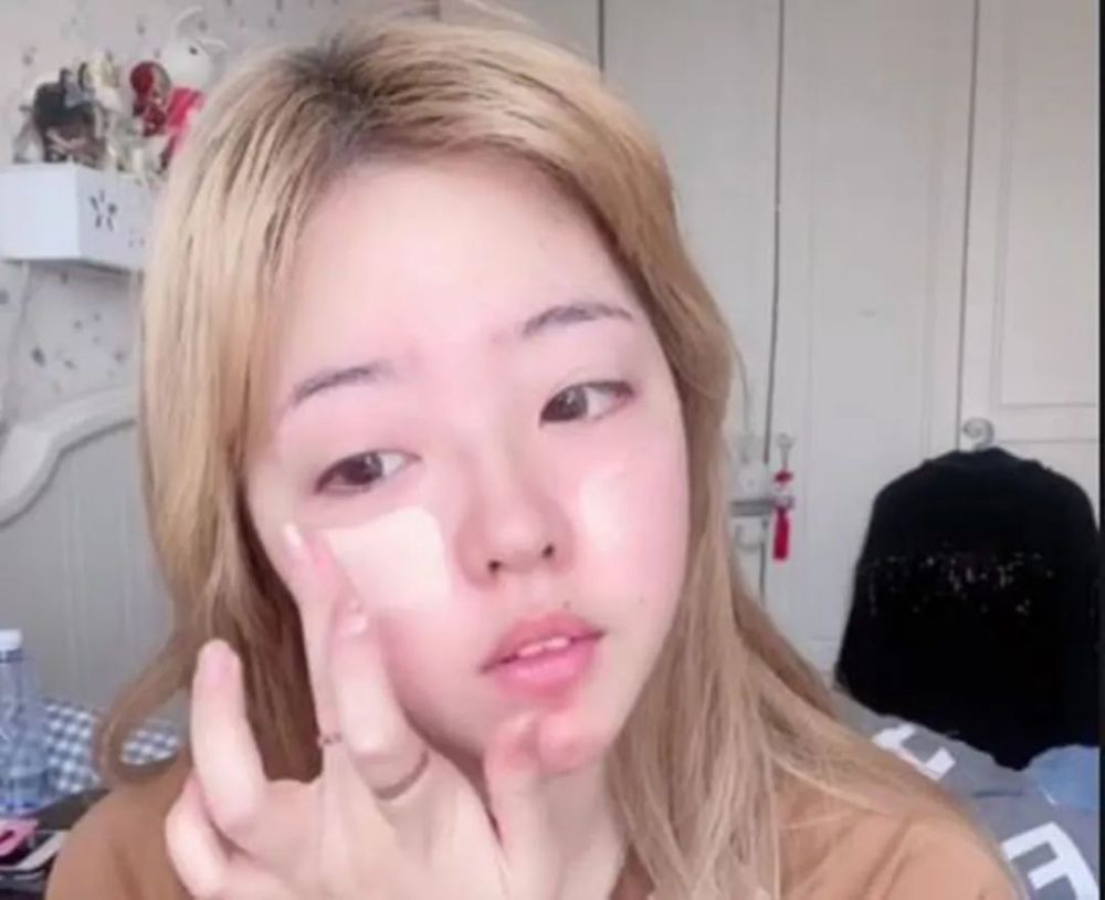 00后娇妻郝一点素颜照流出手指粗糙又胖滤镜比刘思瑶还重