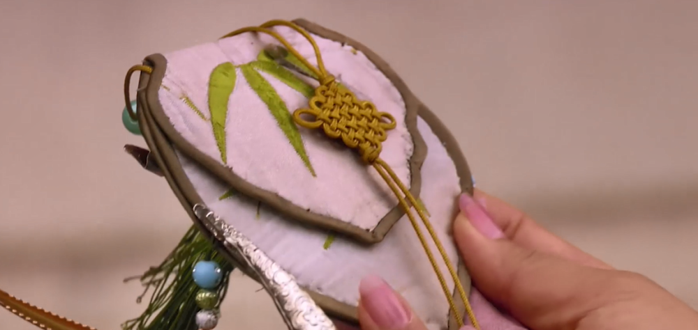 请安,苏培盛不小心掉出了槿汐给他的定情信物,是一枚柳叶合心的璎珞,"