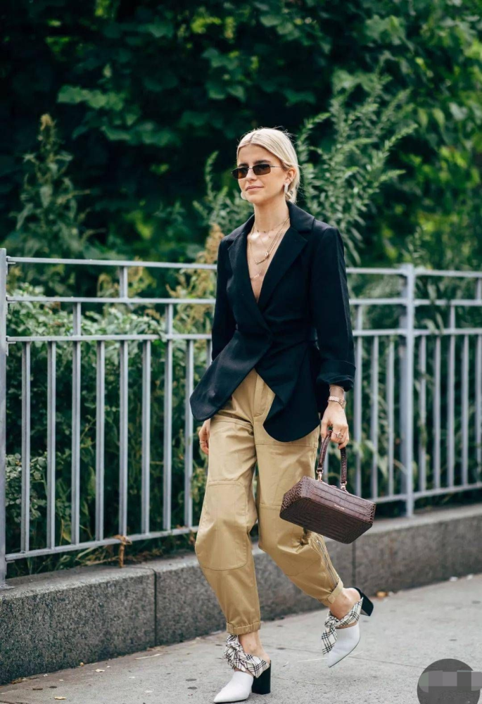 戚哥就是有眼光用工装裤搭配小西服又美又飒气场一米八