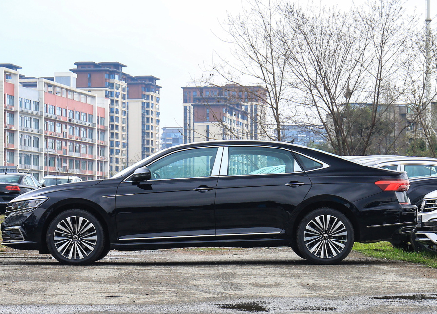 新款大众帕萨特上市车长超4米9配沙发油耗58l车迷就它了