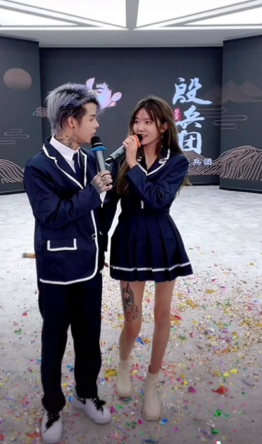 殷世航个子太矮,套路璐为了维护他的面子一直弯着腿,站直了比他还高