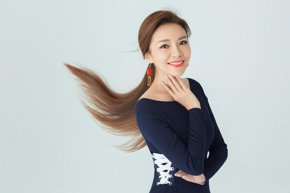 央视主持人朱迅晒采茶视频,戴大草帽笑容满面,农妇造型太接地气