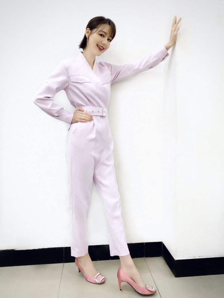 央视主持王冠单身真可惜,穿真空连体裤腰细腿长,这身材央视女主持里