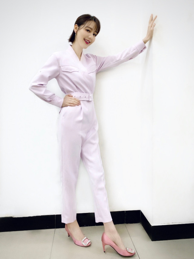 央视主持王冠单身真可惜穿真空连体裤腰细腿长这身材央视女主持里少见