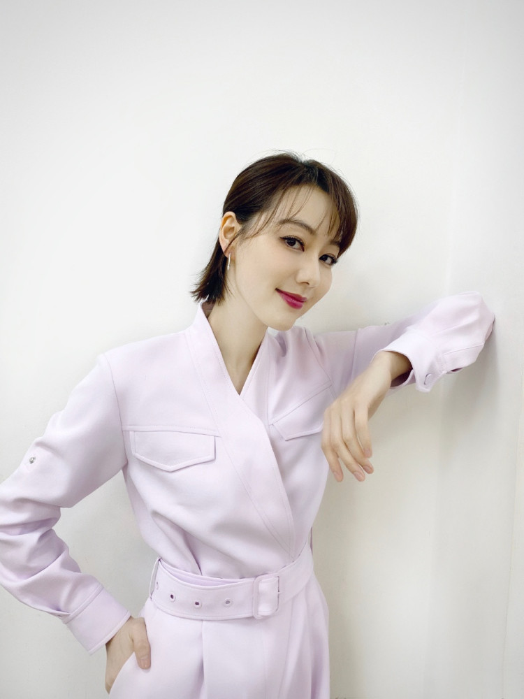 央视主持王冠单身真可惜,穿真空连体裤腰细腿长,这身材央视女主持里