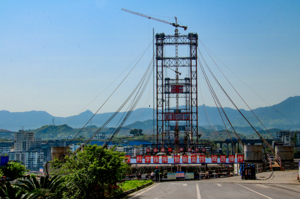 最新进展达城中坝州河大桥下承式提篮钢箱拱开始拼装