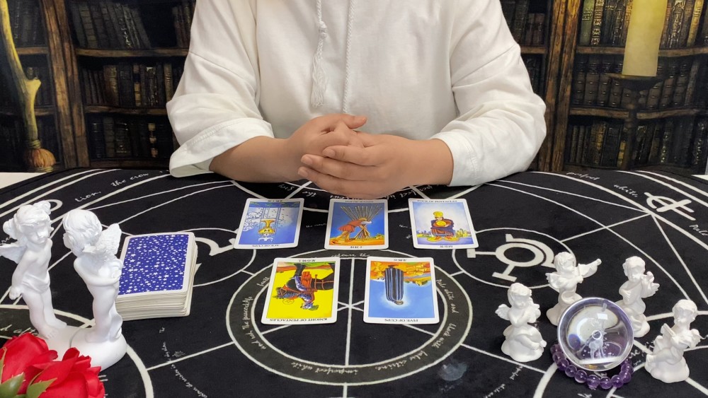 星币四(逆位),权杖十(逆位),圣杯王牌