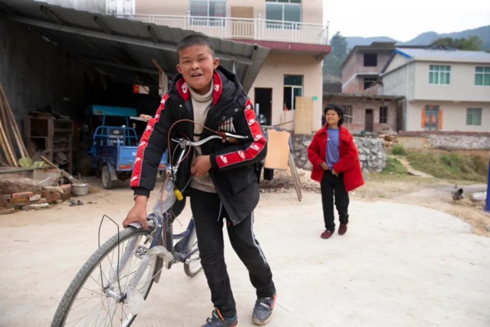 智力残疾的“小马云”回到村庄，身边围绕想挣流量钱的“网红”经纪人