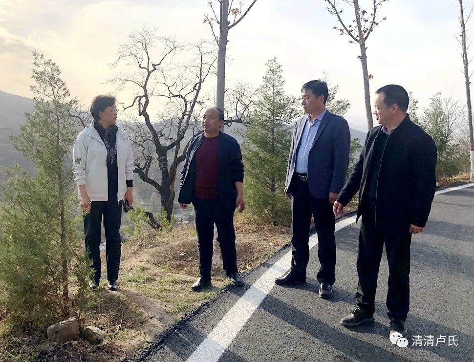 张晓燕沿线查看各傍山,悬崖凌空和急转弯等危险路段,与交通部门负责