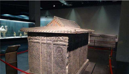 西安古墓挖出27吨文物,墓主身份成谜,当地老农大喊:我知道身份