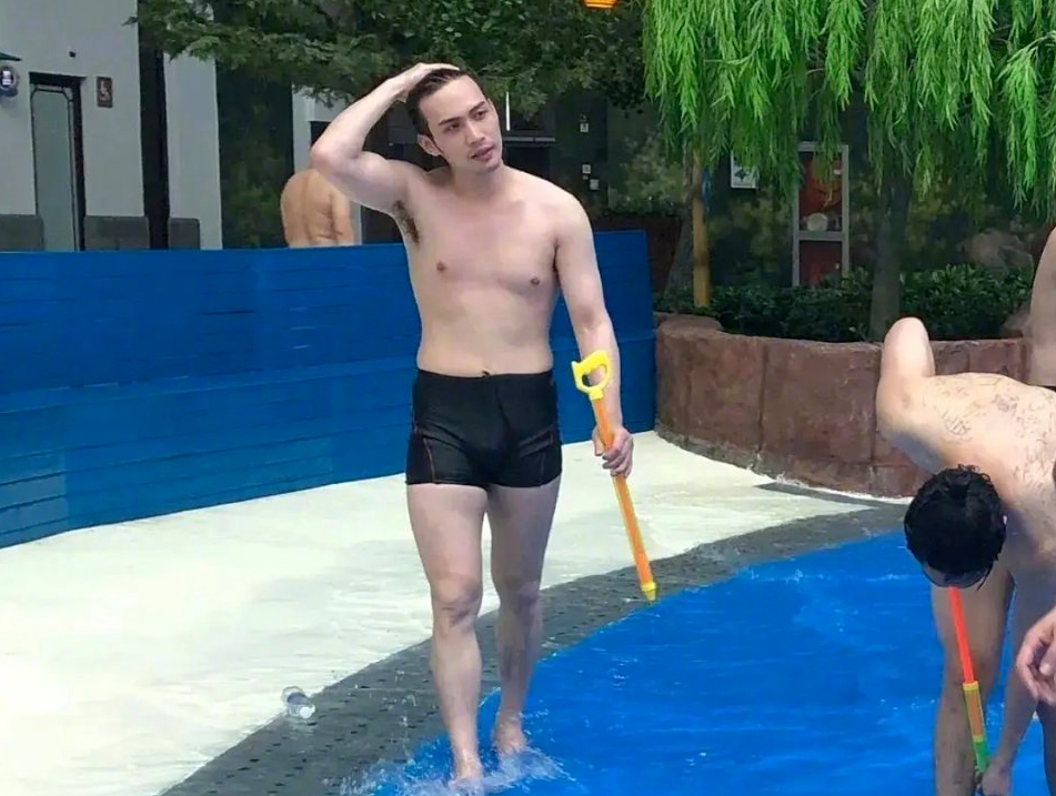 最后,谁能问问张彬彬,那个游泳池的图,到底是不是他本人?