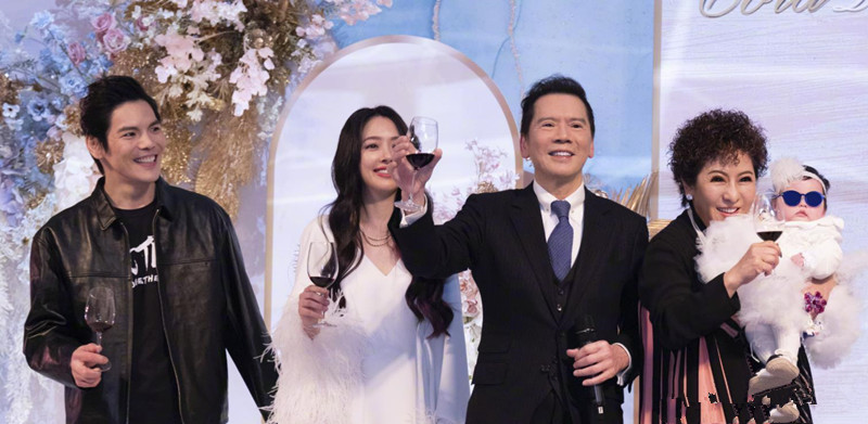 向华强夫妇抱着孙女外出抱娃姿势抢镜向佐郭碧婷再现恩爱举动