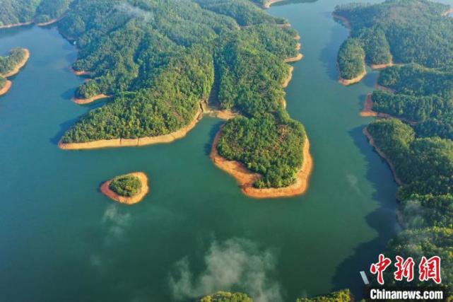 航拍江西会昌石壁坑水库青山环绕美不胜收