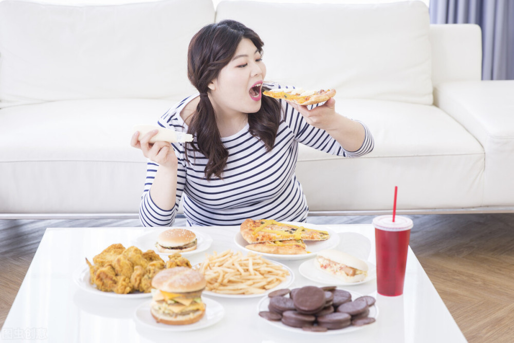 女生吃食物撑大肚子图片