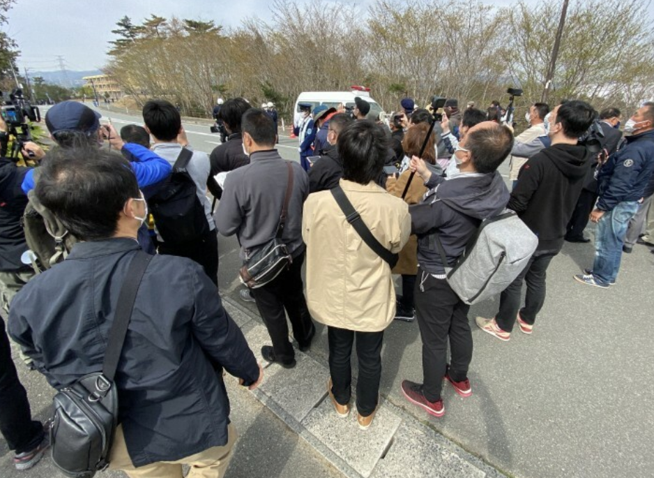 然而,大量的群众依然围观火炬传递,还出现了拥挤的状况.